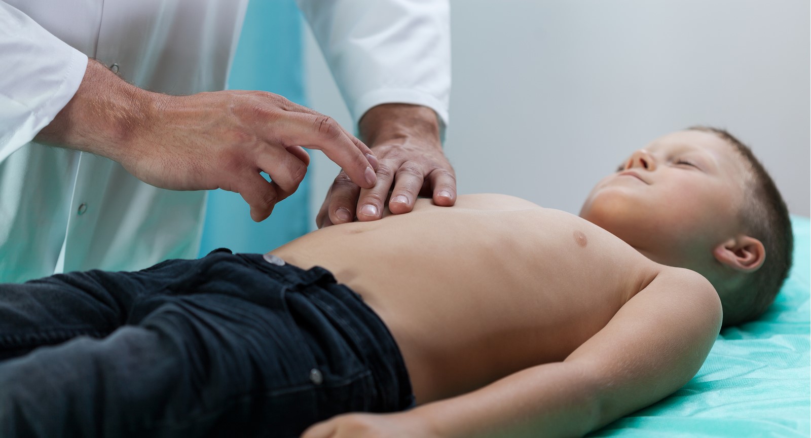 fáj a gyerek hasa ízületi fájdalomkezelő masszázs