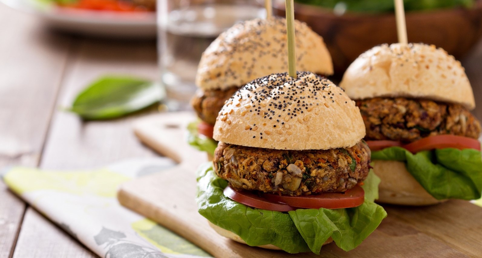 Az Egyesült Államokban a vegán burgerpogácsákat növényi alapú húspótlókból készítik