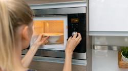 Újramelegített étel is lehet a hasfájás oka